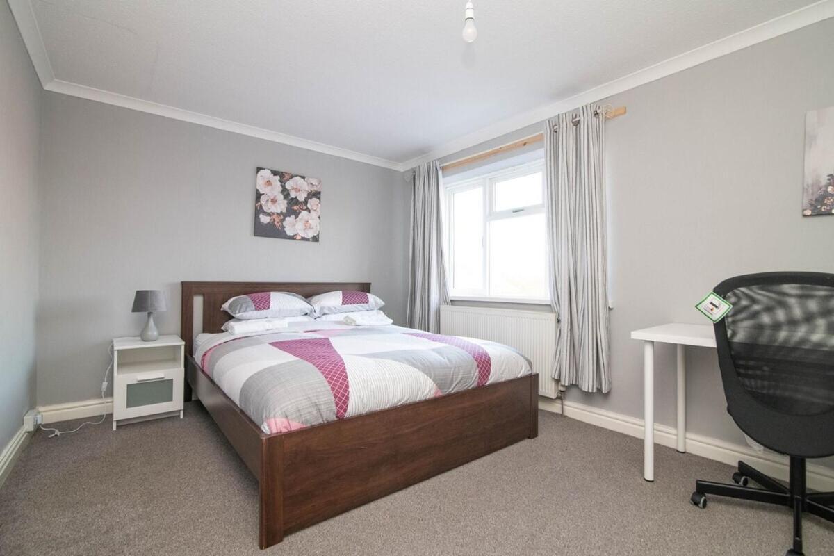 Spacious Two Bed House With Parking And Garden Dudley Exterior photo
