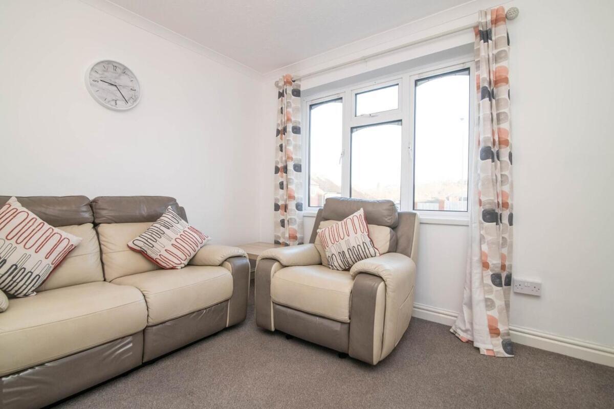 Spacious Two Bed House With Parking And Garden Dudley Exterior photo