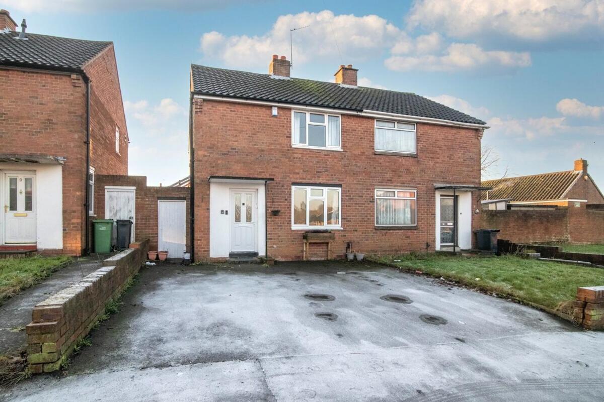 Spacious Two Bed House With Parking And Garden Dudley Room photo