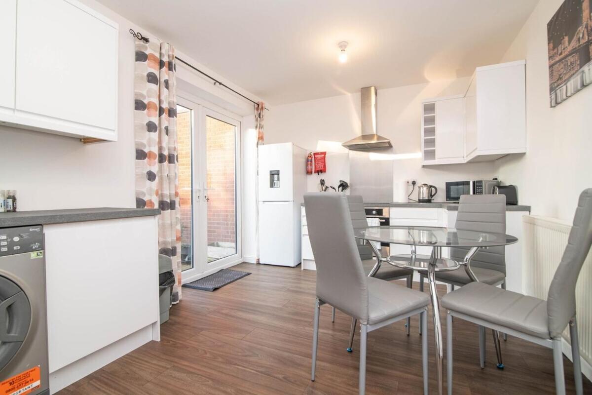Spacious Two Bed House With Parking And Garden Dudley Exterior photo