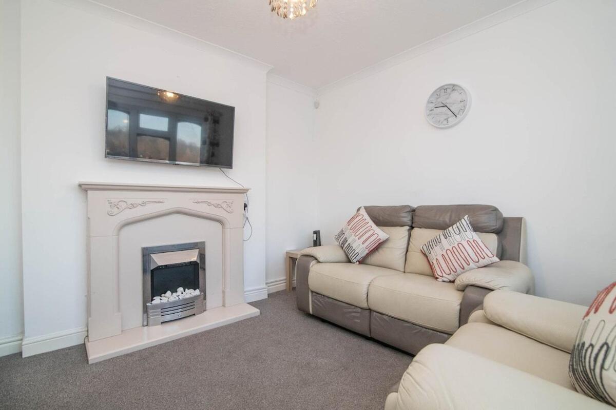 Spacious Two Bed House With Parking And Garden Dudley Exterior photo