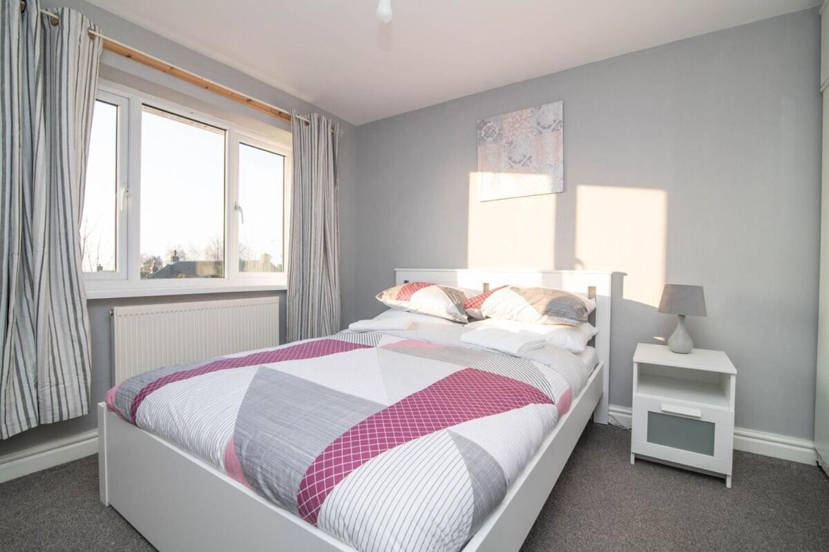 Spacious Two Bed House With Parking And Garden Dudley Exterior photo